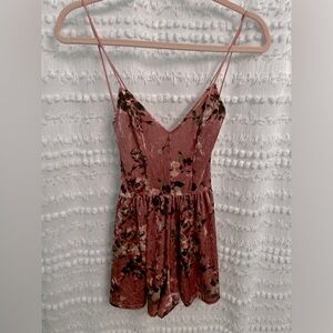 Sz XS L.A. Hearts romper shorts. Light pink flower pattern. Gently used